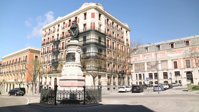 建筑和玛丽亚克里斯蒂娜波旁雕像Calle de Felipe VI，西班牙，马德里，欧洲视频素材