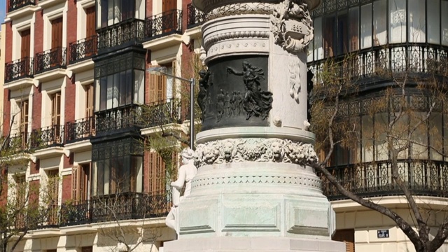 建筑和玛丽亚克里斯蒂娜波旁雕像Calle de Felipe VI，西班牙，马德里，欧洲视频素材