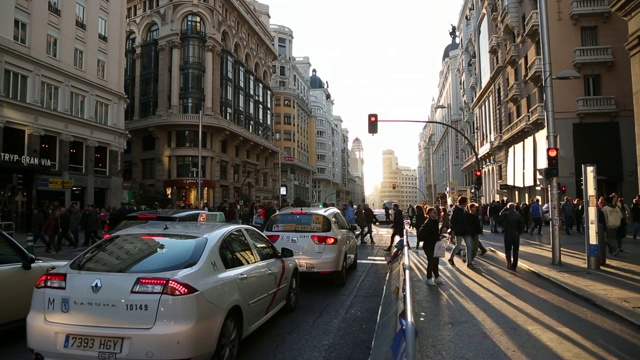 在繁忙的Calle Gran Via，马德里，西班牙，欧洲的交通和商店视频素材