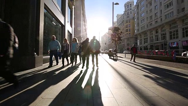 漫游拍摄在清晨的阳光Calle Gran Via，马德里，西班牙，欧洲视频素材