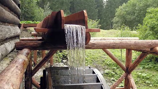 木制水轮的磨坊轮。中世纪村庄历史建筑视频素材