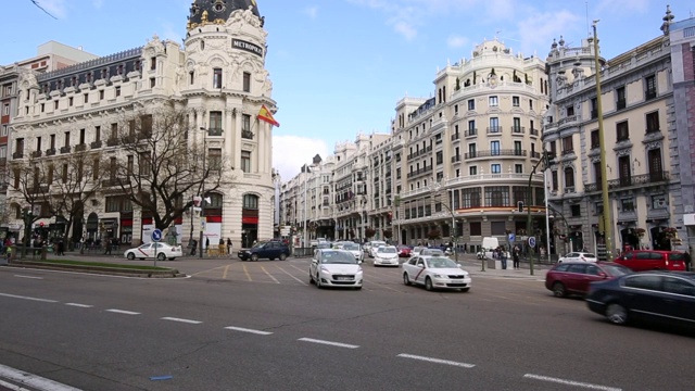 建筑在Calle Gran Via，马德里，西班牙，欧洲视频素材