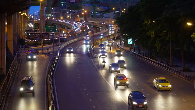 曼谷夜间市中心街道交通繁忙视频素材