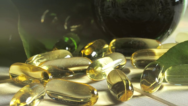 omega - 3脂肪酸、维生素和营养补剂药丸视频素材