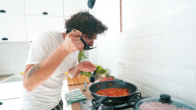 在家做饭总是一个好主意。视频素材