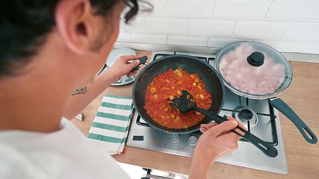 烹饪是我的新爱好。视频素材