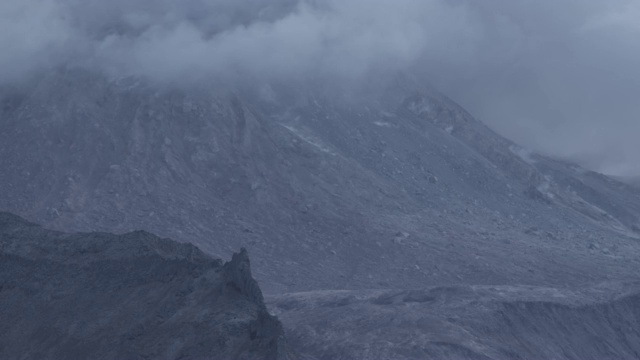 雾降下火山景观，堪察加半岛，2009年视频素材