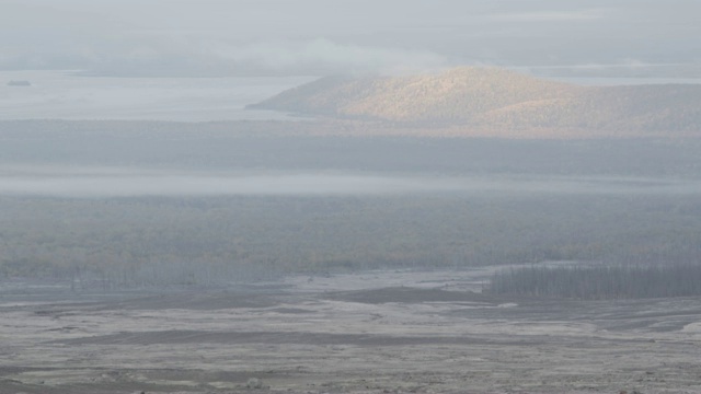 雾降下火山景观，堪察加半岛，2009年视频素材