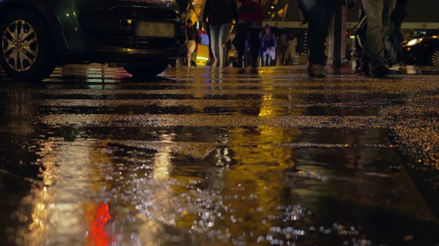 雨夜在城中，人们过马路视频素材