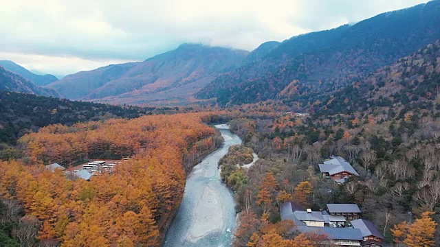 日本长野县上高内的秋季航拍。视频素材