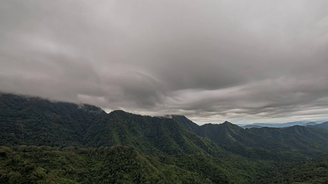 乌云笼罩着山脉和雨林视频素材