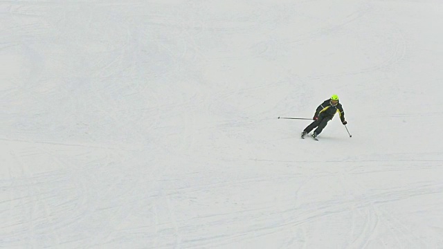 滑雪者在山上向山下滑雪视频下载