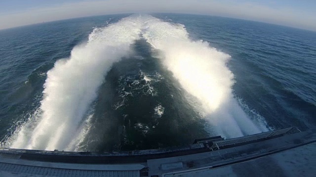 双体船在海上航行速度快，海浪大视频素材