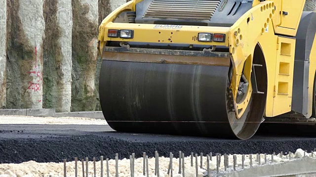 道路建设。沥青工作用压路机视频素材