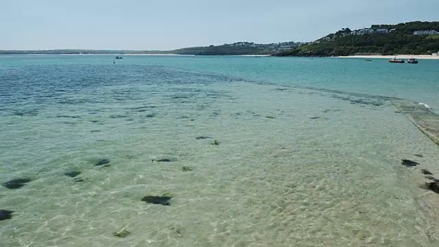 风景在圣艾夫斯，康沃尔在一个阳光明媚的六月的一天清澈的蓝色海洋。视频素材