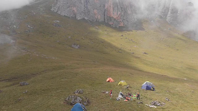 空中拍摄的一个营地的登山者在山上的云。4 k视频素材