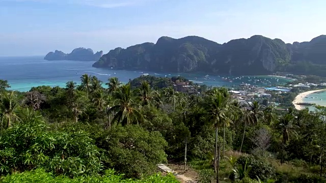 旅游度假背景与度假村的热带岛屿Phi-Phi岛甲米省泰国视频素材