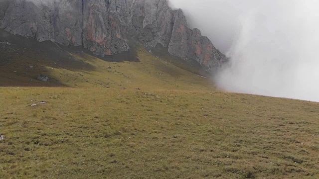 空中拍摄的一个营地的登山者在山上的云。4 k视频素材