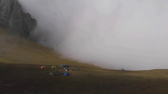 空中拍摄的一个营地的登山者在山上的云。4 k视频素材