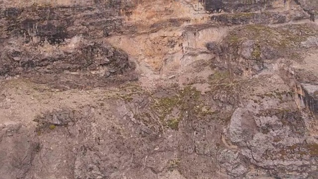 航拍一群野山羊在陡峭的山上奔跑。视频素材