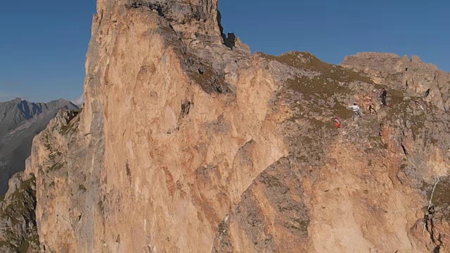 高空拍摄从高加索山脉的山顶跳伞。视频素材