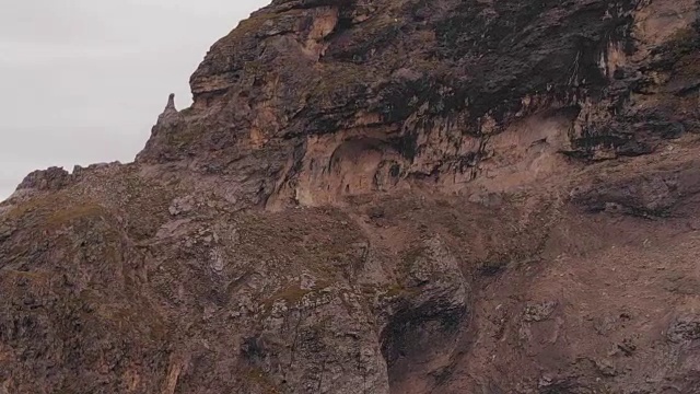 航拍一群野山羊在陡峭的山上奔跑。视频素材