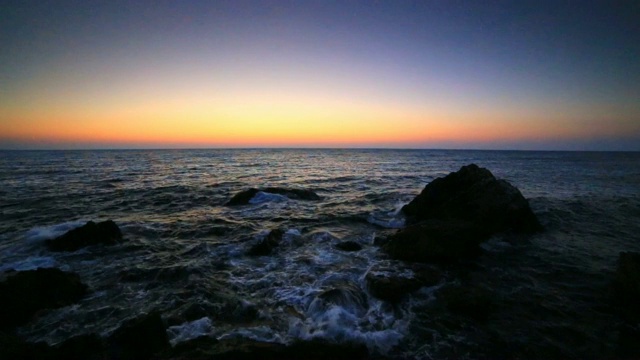 岩石海岸上的日出视频素材