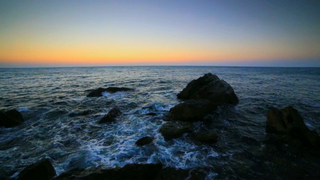 岩石海岸上的日出视频素材