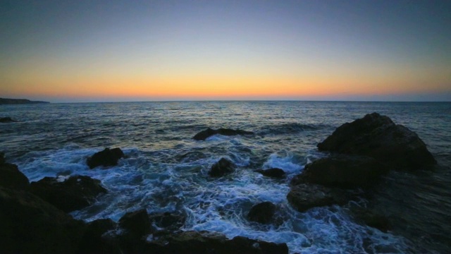 岩石海岸上的日出视频素材