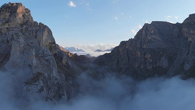 高空拍摄的高加索山峰上的云在日落。视频素材