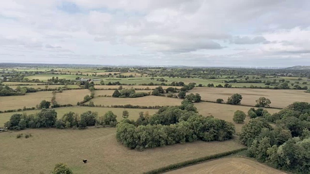 鸟瞰图，平移移动。柴郡平原向默西塞德郡远处的全景。环岛附近Tarvin视频下载