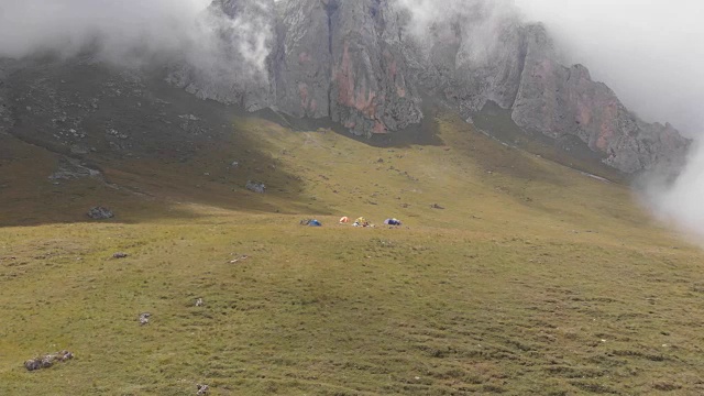 空中拍摄的一个营地的登山者在山上的云。4 k视频素材