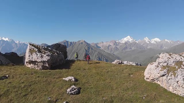 航拍一群背着背包爬山的游客。视频素材