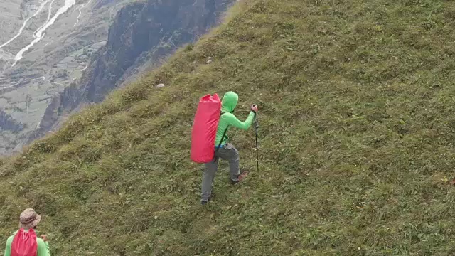 航拍一群背着背包爬山的游客。视频素材