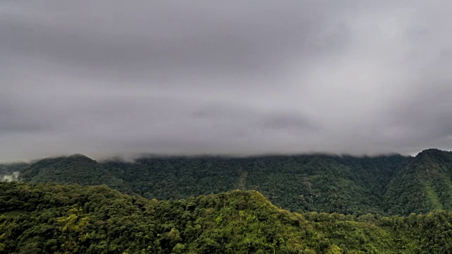 乌云笼罩着山脉和雨林视频素材