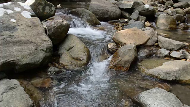 水通过河流流过岩石和石头视频素材