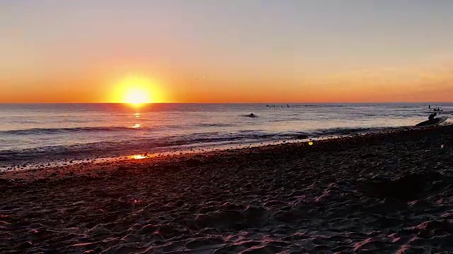 海滩上日落的时间流逝视频。视频素材