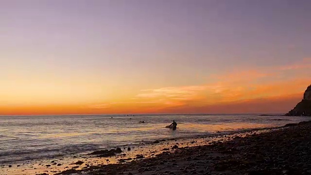 海滩上日落的时间流逝视频。视频素材