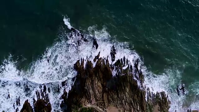 无人机拍摄的泰国普吉岛海景与海浪撞击岩石视频素材