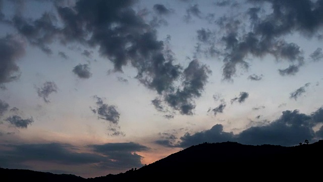 美丽的日出或日落的时间流逝，戏剧性的天空和云移动过山视频素材