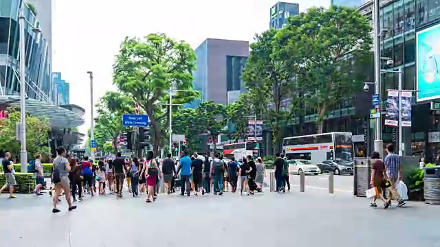 人们走在乌节路上，繁忙的乌节路上视频素材