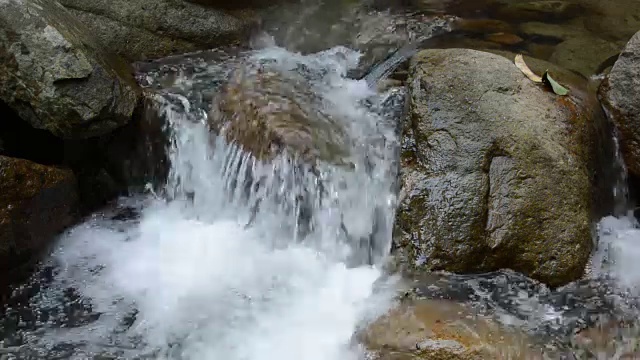 水通过河流流过岩石和石头视频素材