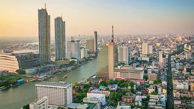 高角度的城市城市景观天际线在日落与拥挤的高楼大厦和河流缩小时间流逝视频素材