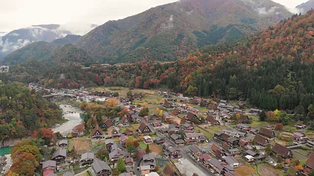 日本岐阜白川村秋日鸟瞰图和摄影向前。视频素材