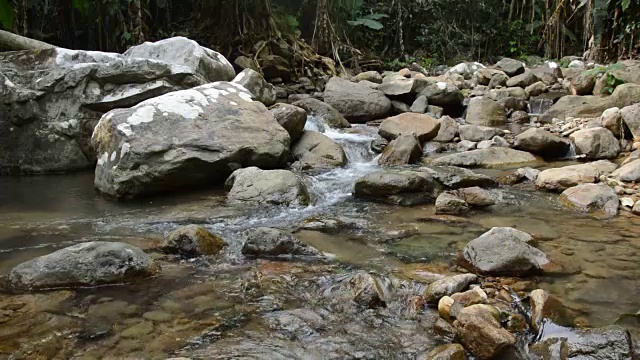 水通过河流流过岩石和石头视频素材