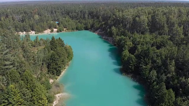 鸟瞰图蓝色的湖，绿色的森林，夏天的一天视频素材