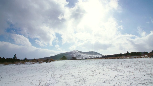 冬季济州岛丹格瑞姆(火山锥)上空的云层视频素材