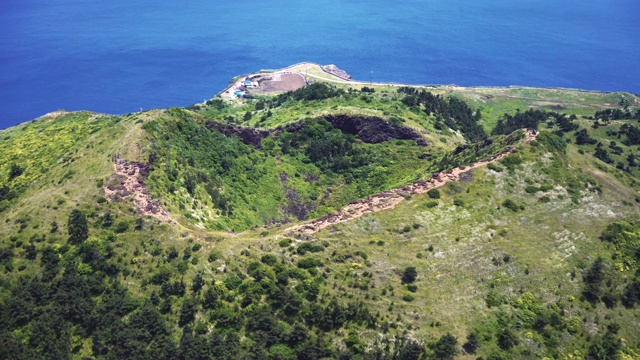 松山(著名的寄生火山)紧邻济州岛的大海视频素材