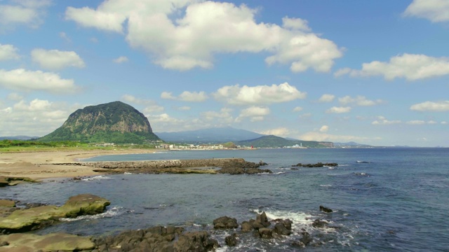 三帮山(著名的旅游景点)和济州岛的海滩视频素材