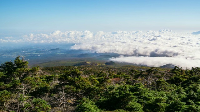 济州岛火山锥上空的云海视频素材